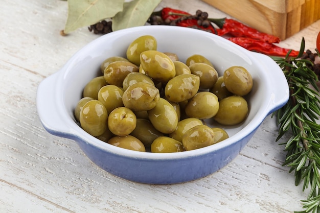 Olives vertes dans le bol