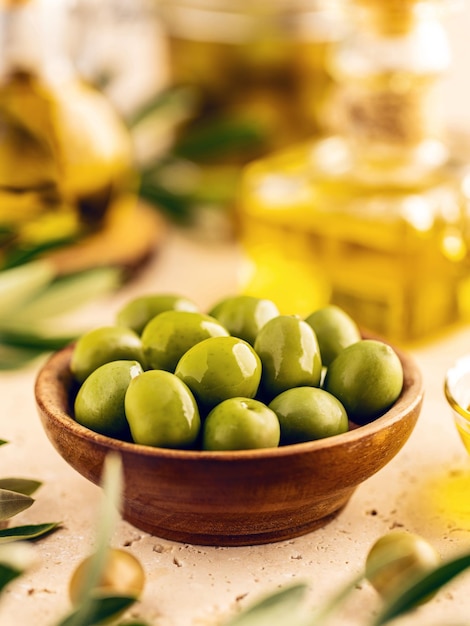 Olives vertes dans un bol