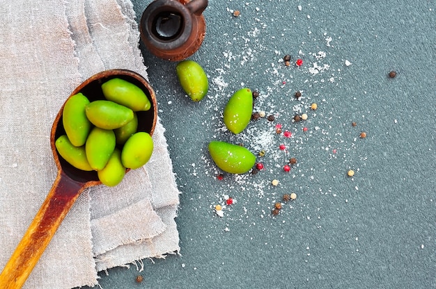 Olives vertes dans une cuillère en bois