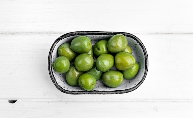 Olives vertes douces dans une assiette de charcuterie végétarienne méditerranéenne délicieuse collation apéritive de gre