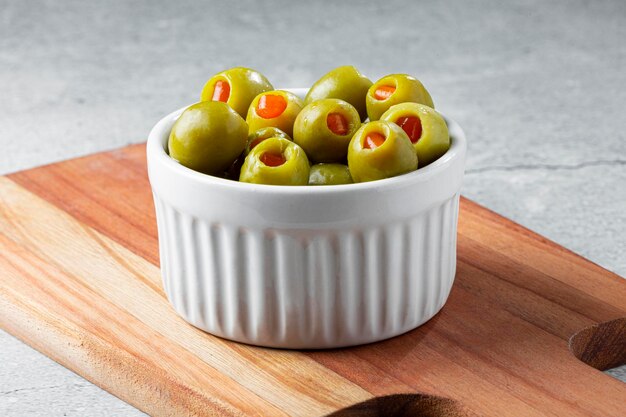 Olives vertes farcies dans un bol.