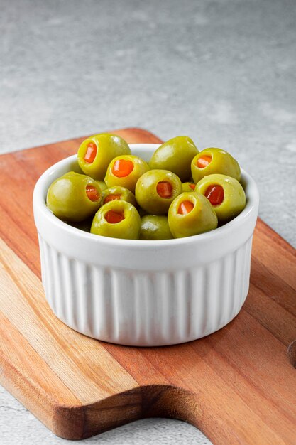 Olives vertes farcies dans un bol.