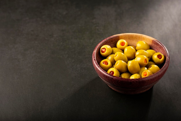 Olives vertes farcies dans un bol.