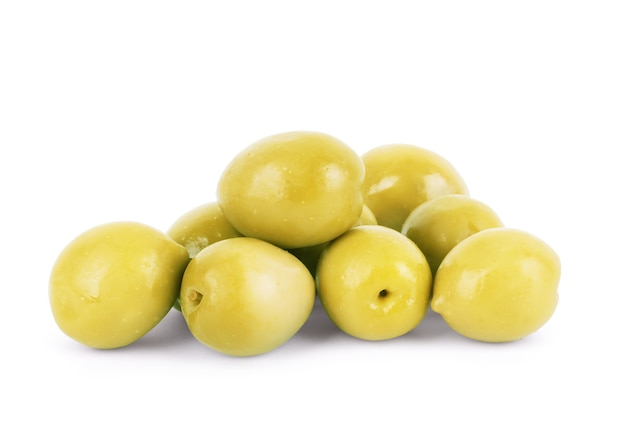 Olives vertes sur fond blanc