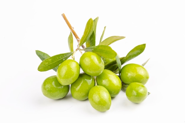 Olives vertes fraîches sur fond blanc