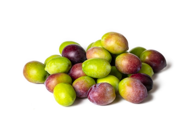 Olives vertes fraîches sur fond blanc