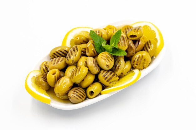 Olives vertes grillées olive naturelle sur fond blanc isolé Des aliments sains se bouchent