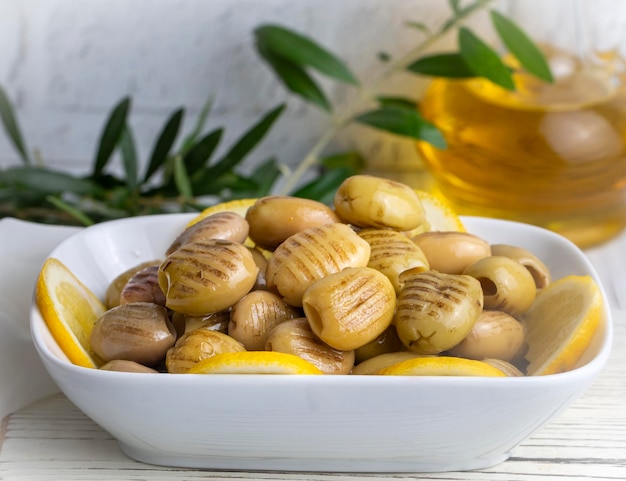 Olives vertes grillées. Savoureuses olives vertes bio dans l'assiette.