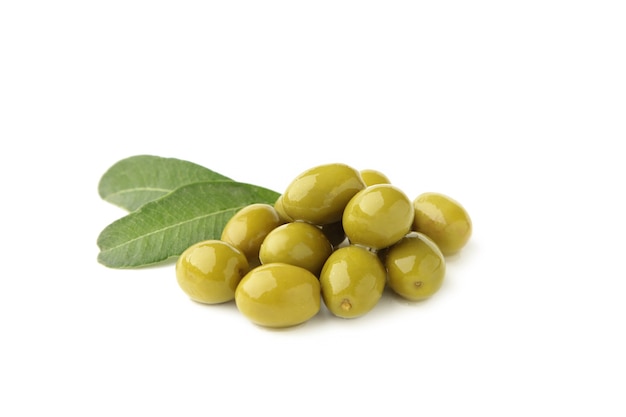 Olives vertes isolées sur fond blanc.