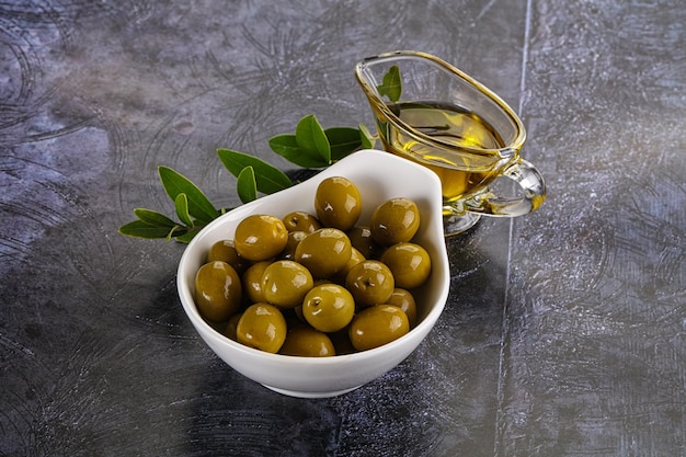 Photo des olives vertes mûres et savoureuses avec des branches