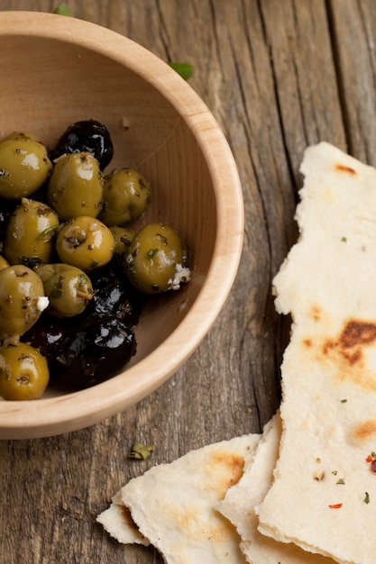 Olives vertes et pain