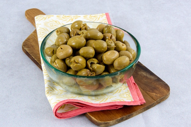 Olives vertes servies dans un bol