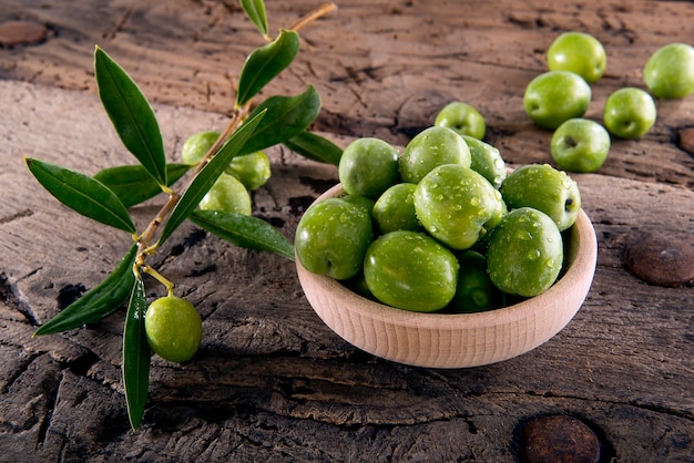 Olives sur une vieille table en bois