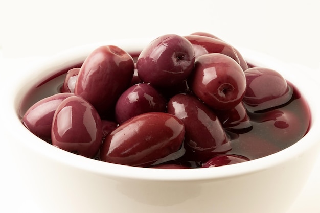 Olives violettes dans un bol blanc