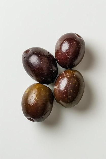 Des olives violettes étincelantes avec des gouttes d'eau