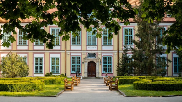 Olivia Garden Gdansk Pologne juin 2022 Ancien musée Banc en bois vert dans le parc le jour ensoleillé