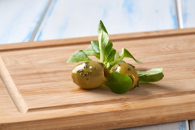 Photo olivia sur planche de bois de cuisine