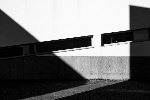 Photo ombre de balustrade sur le mur d'un bâtiment