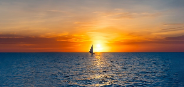 L'ombre d'un beau navire au milieu d'un coucher de soleil en mer