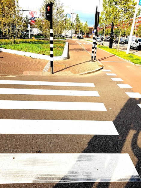 Photo l'ombre dans la rue de la ville