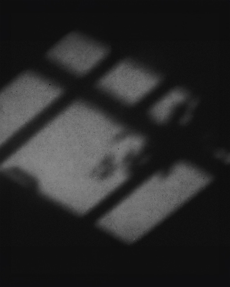 Photo l'ombre douce de la fenêtre projetée en échelle de gris pour un mélange minimaliste de superposition d'arrière-plan