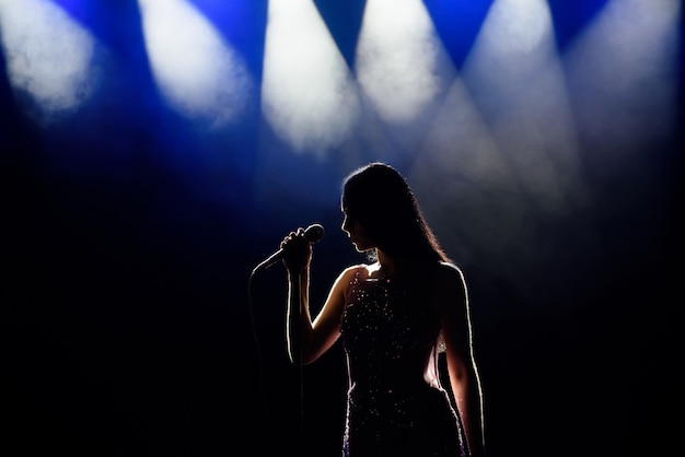 Ombre du chanteur en lumière sur la scène