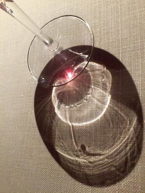 L'ombre du verre à vin sur la table