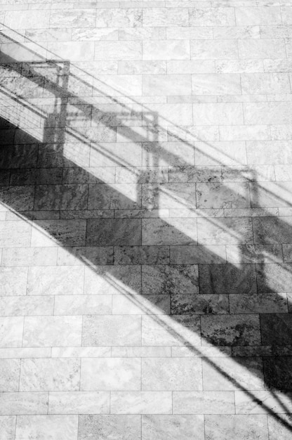 L'ombre d'un escalier sur le mur