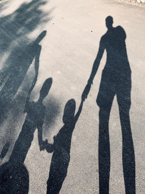 Photo l'ombre de la famille dans la rue