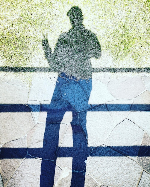 Photo l'ombre d'une femme sur l'herbe pendant une journée ensoleillée