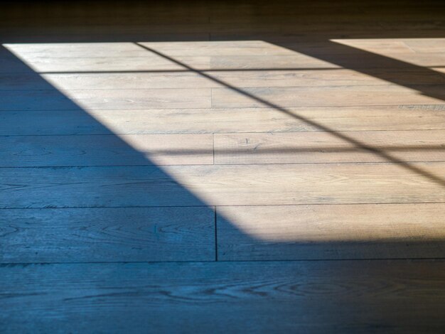 L'ombre de la fenêtre tombant sur le sol des planches de bois