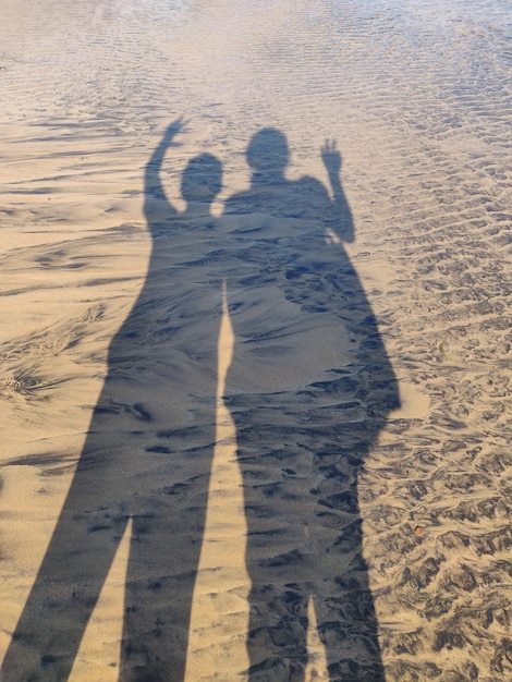 Photo l'ombre des gens sur le sable