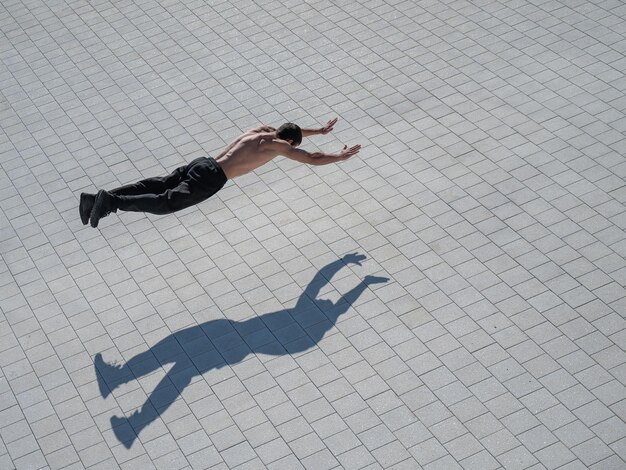 Photo l'ombre d'un homme dans la rue