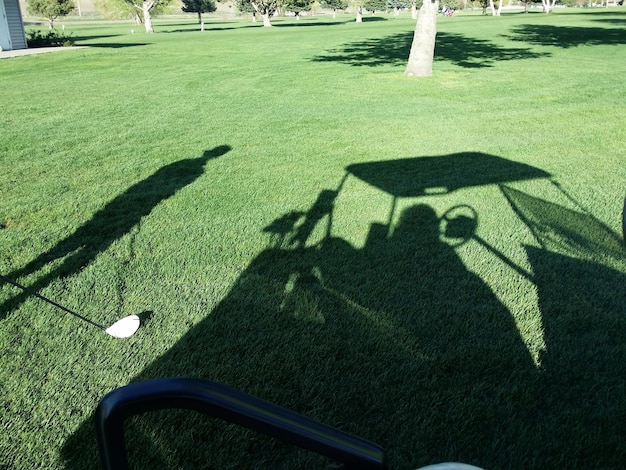 Photo l'ombre d'un homme sur un terrain de golf