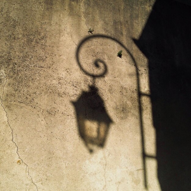 Photo l'ombre d'une lampe sur le mur