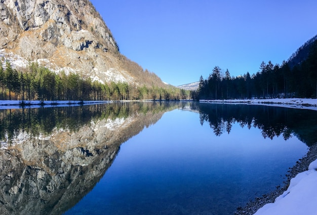 ombre de la montagne dans le lac