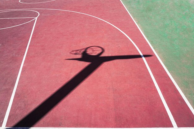 ombre de panier de rue sur le terrain de sport