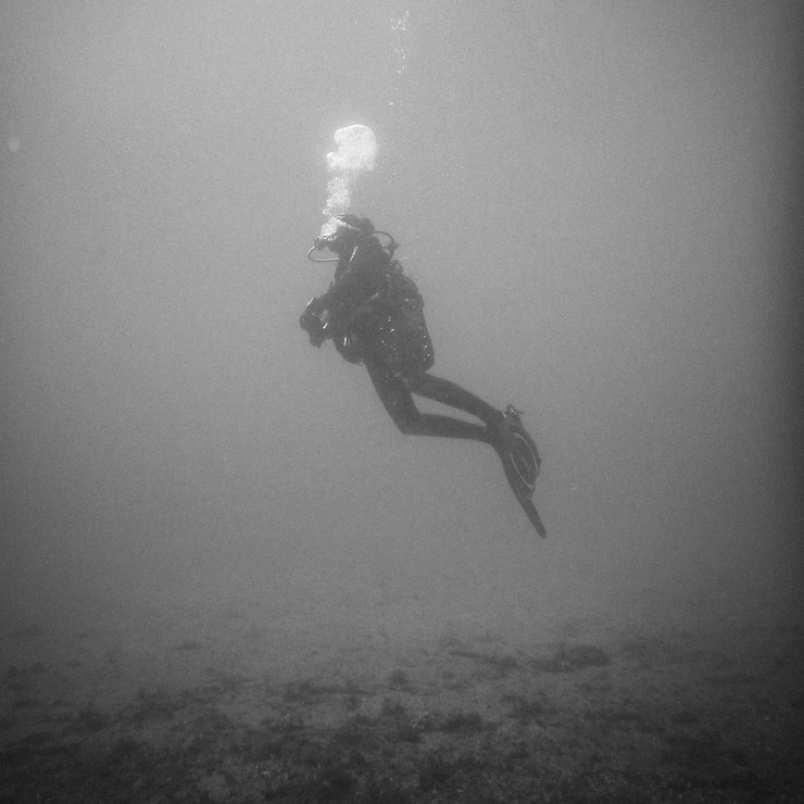Photo l'ombre d'une personne nageant dans la mer
