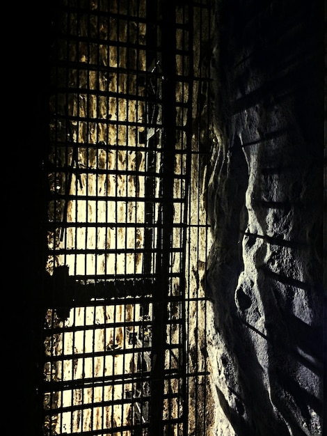 Photo l'ombre d'une porte fermée sur le mur