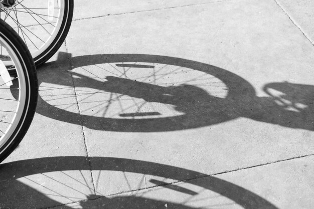 Photo l'ombre d'un vélo dans la rue