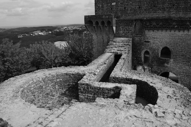 L'ombre d'une vieille ruine sur la montagne contre le ciel