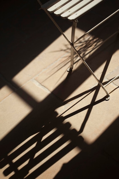 Ombres et chaises sur une terrasse