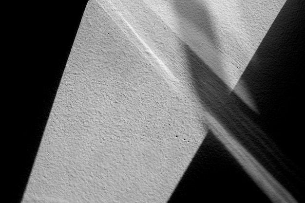 Des ombres diagonales sur le mur