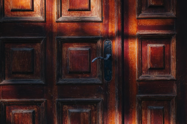 Ombres et lumière sur une vieille porte d'entrée en bois Texture d'arrière-plan ou papier peint