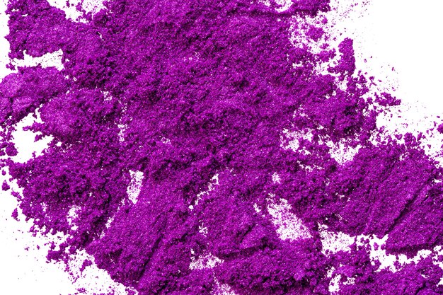 Ombres à paupières écrasées de couleur violet vif, concept de maquillage