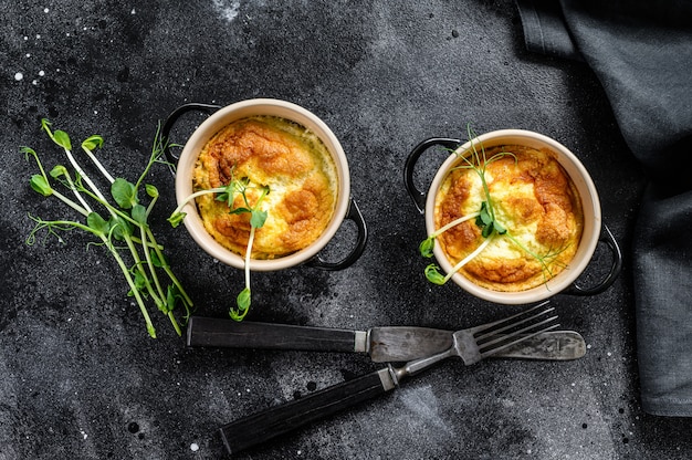 Omelette au fromage, omelette aux microgreens dans une poêle