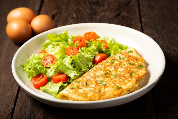 Omelette au fromage et salade de laitue et tomate