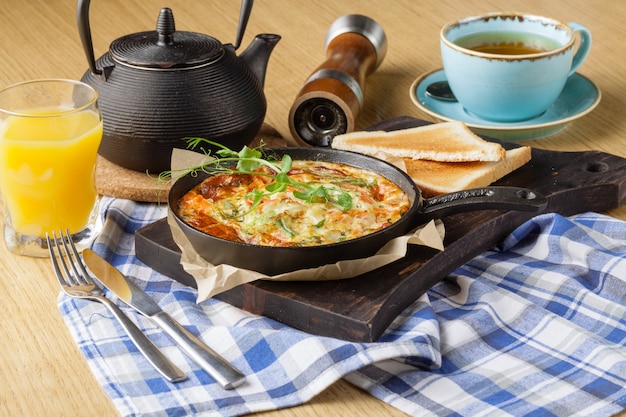 Photo omelette au jambon et aux œufs dans une poêle