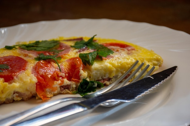 Omelette au jambon, tomates et herbes pour le petit déjeuner