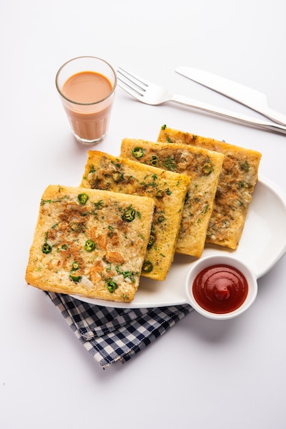 L'omelette au pain est un petit-déjeuner indien rapide et facile. Tranches de pain frais trempées dans une pâte aux œufs avec des épices et frites peu profondes. servi avec ketchup et thé